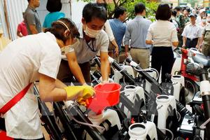 Hà Nội huy động tổng lực phun hóa chất diệt muỗi trên diện rộng