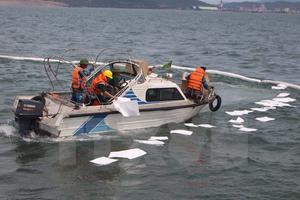 Quảng Ninh: Bục ống dẫn khiến 200l dầu tràn ra Vịnh Hạ Long