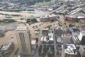 Đổ bộ vào bang Texas, siêu bão Harvey đã "cuốn trôi" 40 tỷ USD theo dòng nước