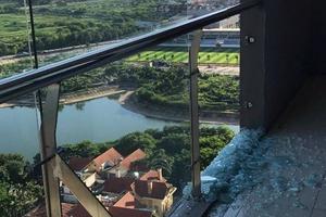 Hà Nội: Kinh hãi kính chắn ban công chung cư đột nhiên vỡ vụn