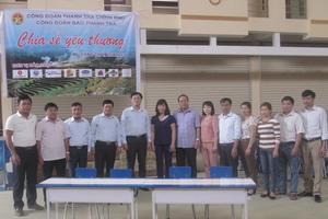 Trao quà ủng hộ đồng bào bị lũ quét tại Mù Cang Chải 