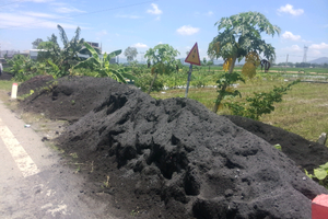 Xỉ than Công ty Giày Alena đổ tràn lan trên hành lang Quốc lộ 