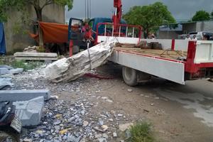 Một công nhân bị đá đè chết  