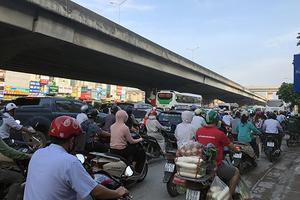 Đường phố Hà Nội ùn tắc nghiêm trọng trong ngày khai trường