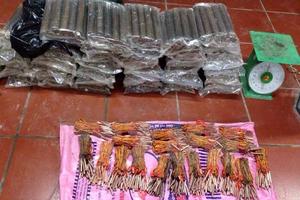 Quảng Nam: Bắt khẩn cấp đối tượng vận chuyển 50kg thuốc nổ bom