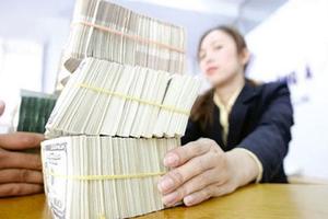 Bắt đầu thanh tra vượt trần lãi suất huy động USD