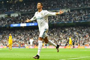 Ronaldo cùng một lúc phá 2 kỷ lục của Messi