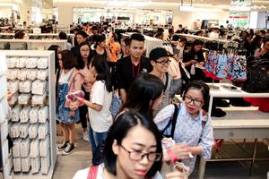 Thời trang Việt 'tả tơi' trước cơn bão hàng ngoại