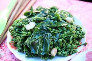 Lá ngón xào tỏi: Đặc sản đáng sợ, run rẩy ăn thử