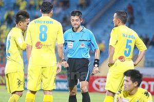 Mời trọng tài ngoại thổi V-League: Trưởng ban trọng tài có đau?