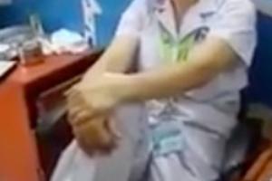Nữ bác sĩ gác chân lên ghế đối thoại người nhà bệnh nhân