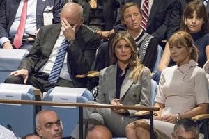 Chánh văn phòng Nhà Trắng ôm đầu khi Trump phát biểu tại LHQ