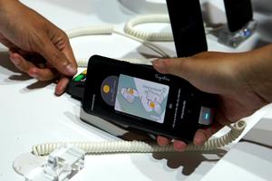 Đã có thể "quẹt" điện thoại trả tiền thay thẻ ATM tại Việt Nam