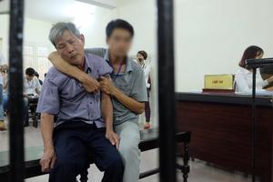 Hà Nội: Cụ ông 79 tuổi hiếp dâm bé gái bị phạt 8 năm tù