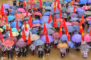 Học sinh vùng lũ Mù Cang Chải đội mưa đón khai giảng