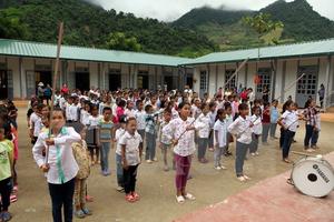 Học sinh vùng lũ Mường La phấn khởi đón ngày khai giảng sớm