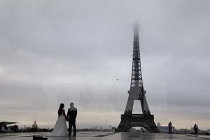 Tháp Eiffel sẽ có lớp kính chống đạn bao bọc để chống khủng bố