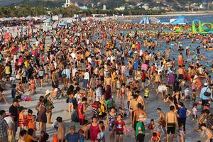 Hạ Long: Phòng nghỉ hết veo, ngàn khách chen nhau ra biển