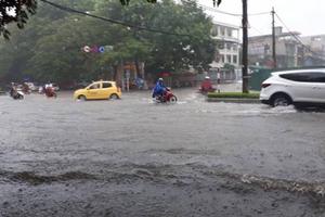 Mưa lớn, đường biến thành ao