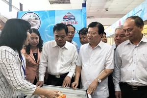Phó Thủ tướng thưởng thức cá tra tại Hội chợ Thủy sản