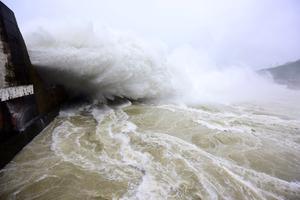 Chiều nay, Thủy điện Tuyên Quang mở 1 cửa xả đáy