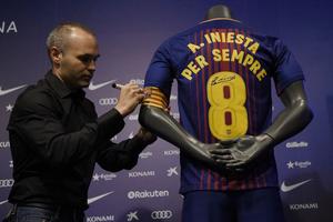 Barcelona ký hợp đồng "trọn đời" với Iniesta