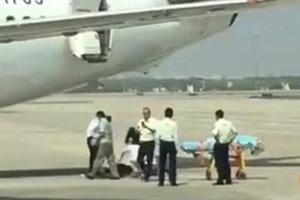 Nữ tiếp viên rơi khỏi máy bay khi chuẩn bị cất cánh