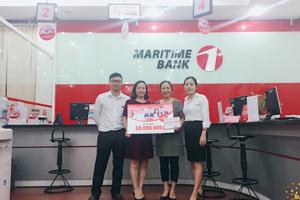Khách hàng đầu tiên may mắn nhận sổ tiết kiệm 50 triệu đồng 