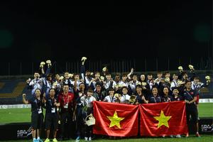 Đội tuyển bóng đá nữ nhận tiền thưởng SEA Games từ VFF
