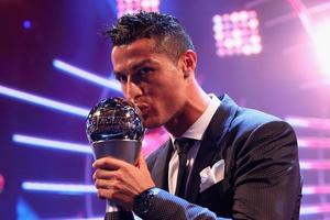 Cristiano Ronaldo giành danh hiệu Cầu thủ xuất sắc nhất năm