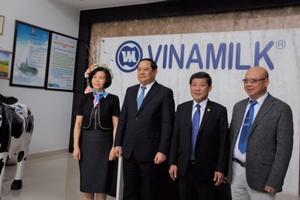 Phó Thủ tướng Lào thăm và làm việc với Vinamilk