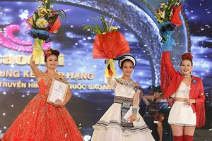 Tố Hoa ẵm ''mưa'' giải thưởng đêm chung kết Sao Mai 2017