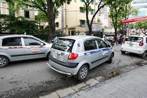 Bệnh viện Bạch Mai nói gì về tình trạng taxi độc quyền?