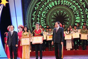 Vinh danh 127 cá nhân tiêu biểu ngành giáo dục 