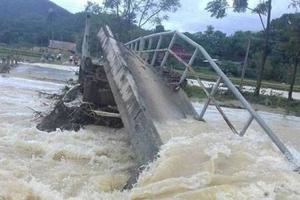 Mưa lũ làm sập nhà, 3 người chết, nước tràn đê sông Bưởi