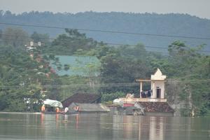 14 người chết, nhiều địa phương vẫn chìm trong nước lũ