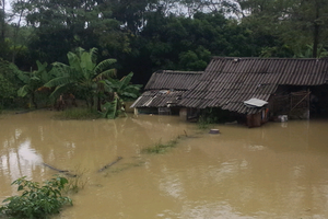 Vỡ đê sông Cầu Chày, chính quyền ném máy múc xuống sông khống chế