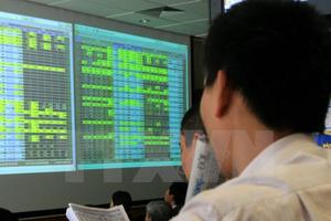 Giao dịch cổ phiếu 'quên' báo cáo, hai cá nhân bị phạt 35 triệu đồng