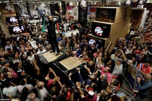 Hỗn chiến Black Friday: Trăm người tranh nhau chiếc tivi giảm giá