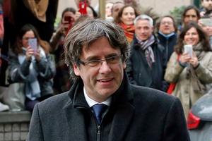 Cựu Thủ hiến Catalunya Carles Puigdemont ra đầu thú trước cảnh sát Bỉ