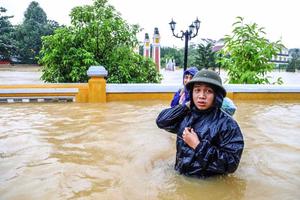 Hội An nước ngập đến nóc nhà, dân bắt đầu sơ tán