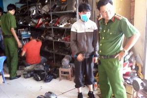 Bắt “nóng” kẻ bẻ trộm hàng loạt gương chiếu hậu ô tô