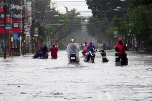 Bão 12 gây nhiều thiệt hại, hàng trăm người mắc kẹt ngoài biển chờ cứu