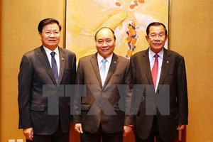 Thủ tướng làm việc với Thủ tướng Lào và Campuchia bên lề ASEAN 31