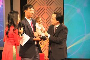 Bộ trưởng Bộ Giáo dục xúc động bế cậu học trò tí hon K'Rể