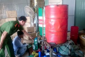 Biểu dương lực lượng bắt giữ đối tượng sản xuất dầu nhờn giả
