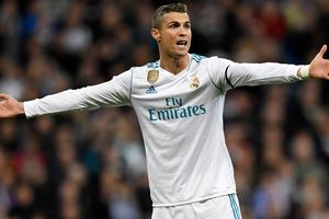 Ronaldo khủng hoảng: Trả giá vì Messi và sự ích kỷ