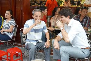Thủ tướng Canada thưởng thức cà phê sữa vỉa hè Sài Gòn