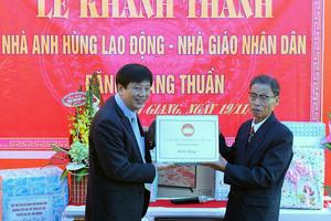  Trao nhà mới cho Anh hùng Lao động, Nhà giáo Nhân dân Đặng Quang Thuần
