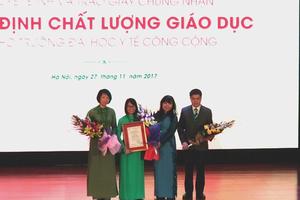 Trao chứng nhận kiểm định chất lượng cho Đại học Y tế công cộng